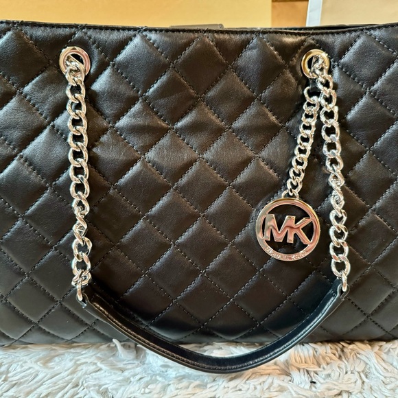 New quilted, black Michael Kors, leather handbag with tags and magnetic closure - Picture 2 of 11